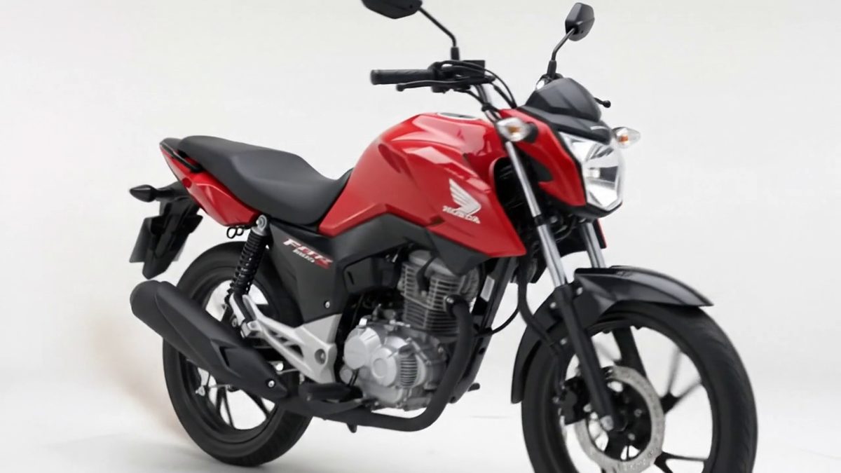 Honda CG 160 vermelha girando em estúdio, vista de três quartos